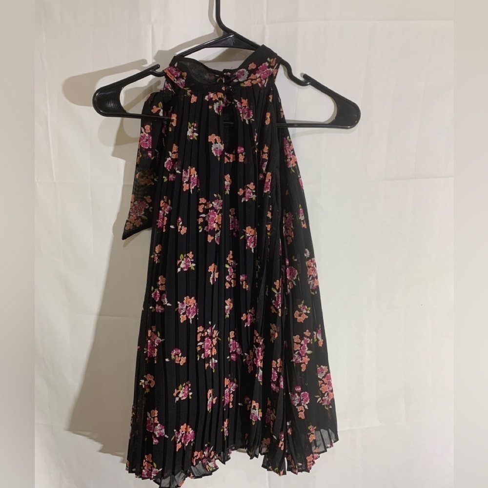 3/$28❤️ELLE BLACK floral, print, pleated sleeveless top size XL - Picture 7 of 9
